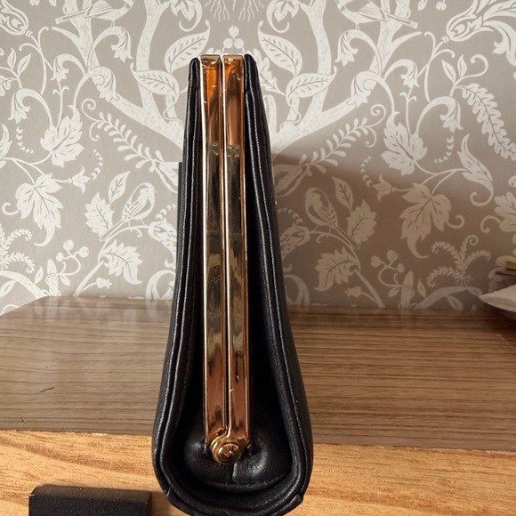 Anne Klein Vintage Black Smooth Leather Medallion Framed Clutch Gold Hardware - Picture 5 of 16